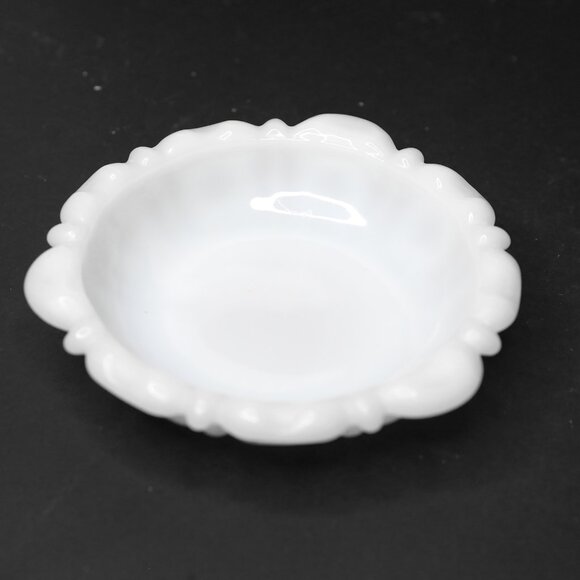 Vintage Anchor Hocking White Milk Glass Thumbprint Round Ashtray MCM - Picture 2 of 10